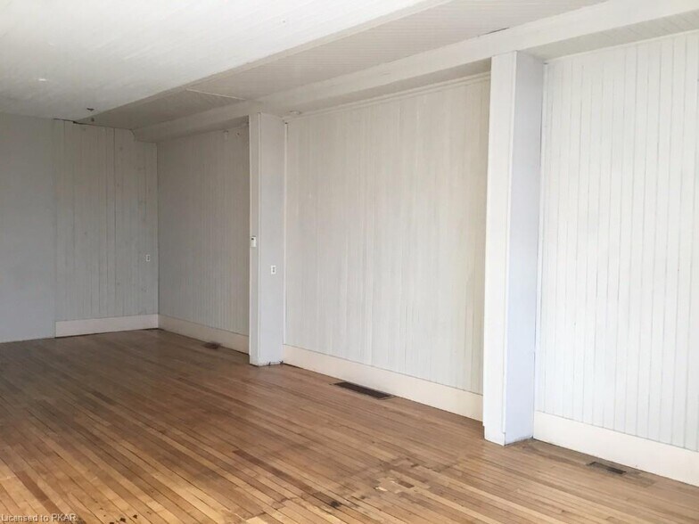 More Photos Of 41 King St E, Kawartha Lakes General Retail For Lease