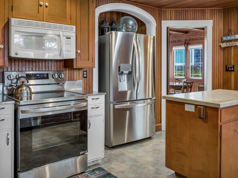 More Photos Of 1021 Promenade, Seaside Specialty For Sale