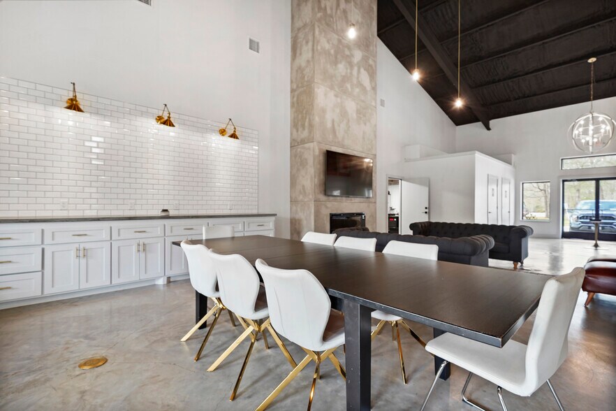 More Photos Of 12726 Moon Rd, Willis Loft Creative Space For Sale