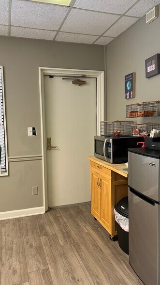 More Photos Of 3707 Latrobe Dr, Charlotte Office For Sale