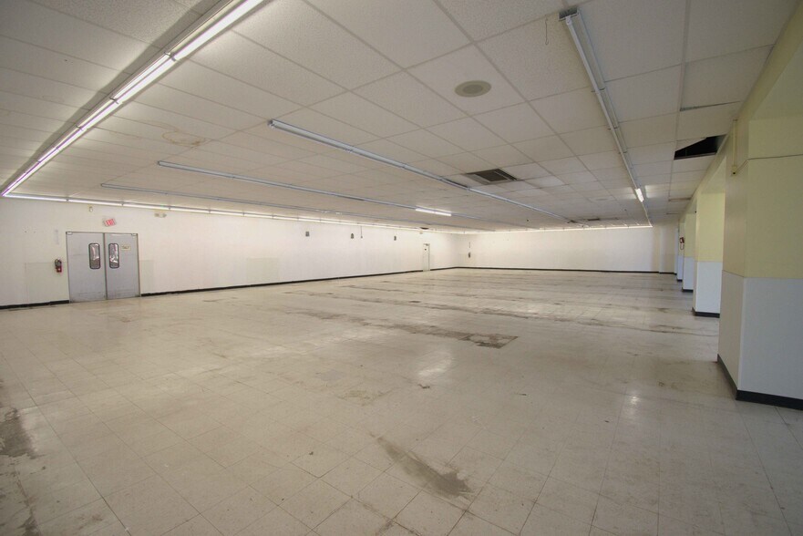More Photos Of 5101 W Division St, Chicago Storefront For Lease