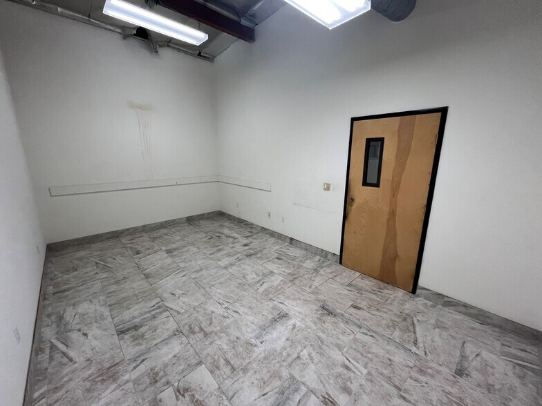 More Photos Of 16146 Leadwell St, Van Nuys Warehouse For Lease