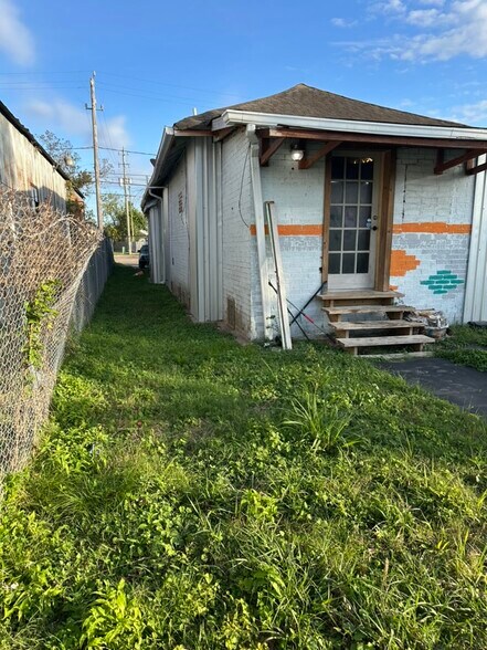 More Photos Of 304 S Lockwood Dr, Houston General Retail For Sale