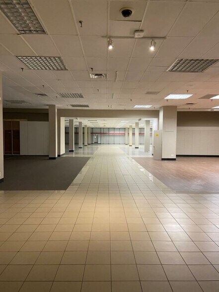 More Photos Of 1305 Airline Rd, Corpus Christi Department Store For Lease