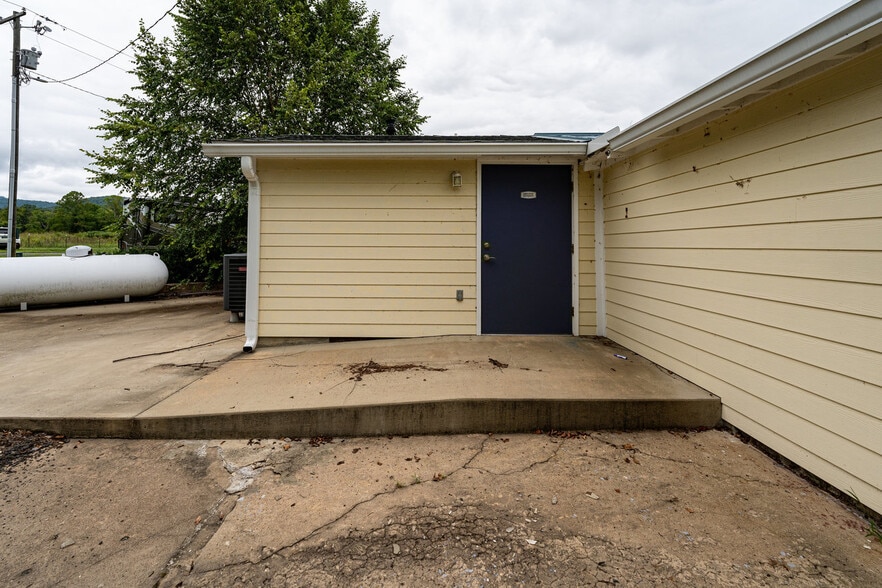 More Photos Of 12167 Lee Hwy, Sperryville Veterinarian Kennel For Sale