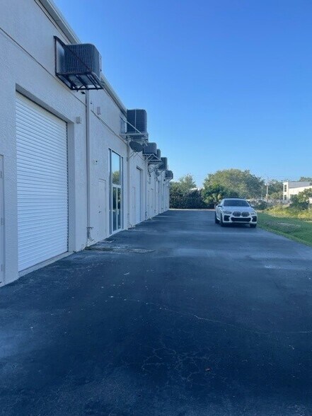 More Photos Of 5405 Taylor Rd, Naples Showroom For Sale
