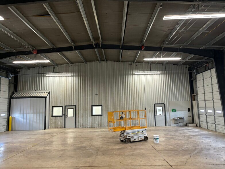 More Photos Of 14710-14722 Speedway Park, Von Ormy Truck Terminal For Lease