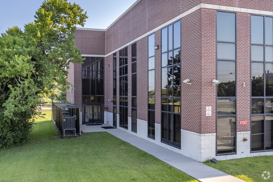 More Photos Of 8511 S Sam Houston Pky E, Houston Office For Lease