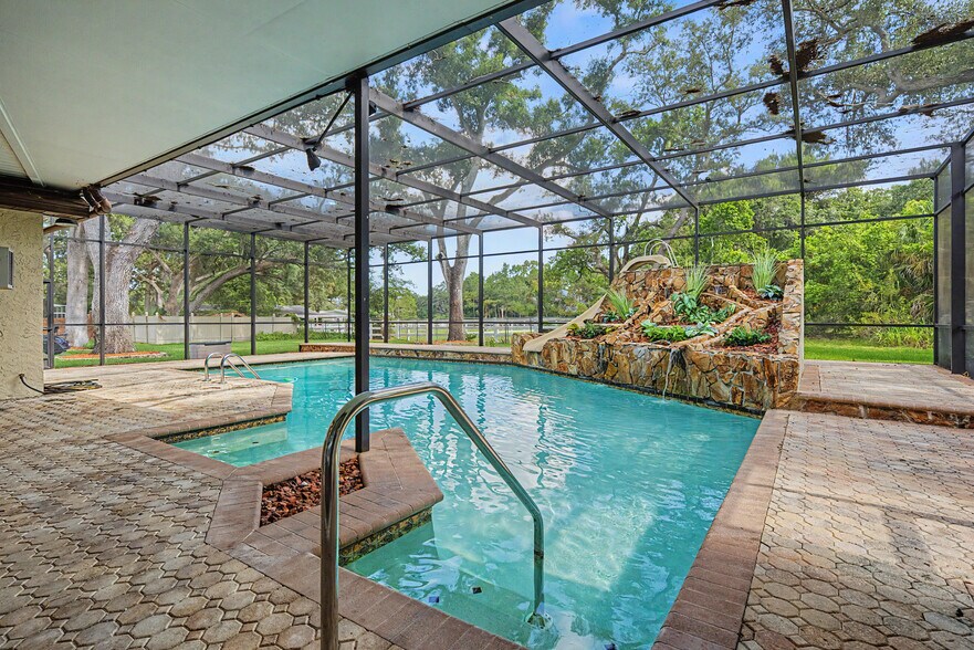 More Photos Of 2160 Laurence Dr, Clearwater Office For Sale