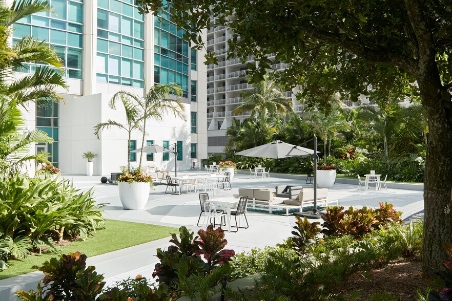 More Photos Of 1111 Brickell Ave, Miami Office For Lease