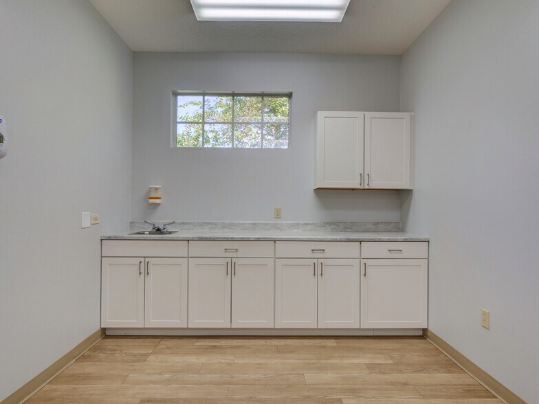 More Photos Of 733 S Goldenrod Rd, Orlando Medical For Sale