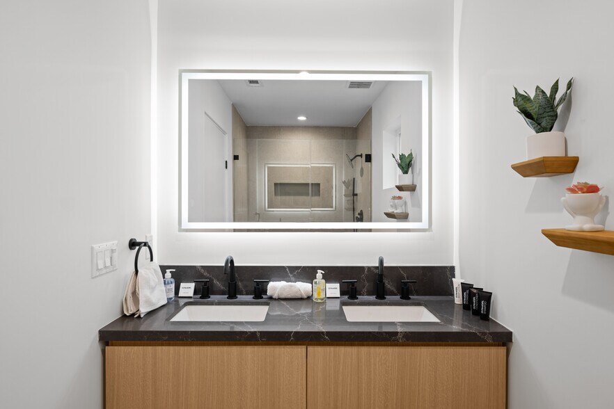 More Photos Of 833 N McCadden Pl, Los Angeles Apartments For Sale