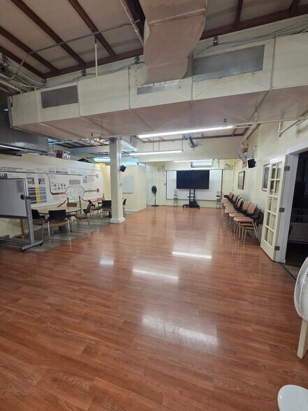 More Photos Of 501 Sumner St, Honolulu Warehouse For Sale