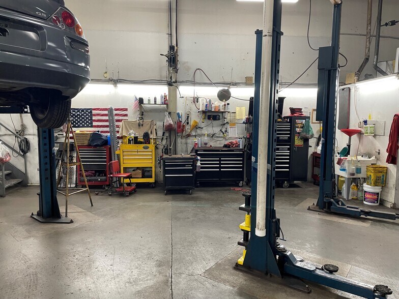 More Photos Of 8740 Cherry Ln, Laurel Light Manufacturing For Sale