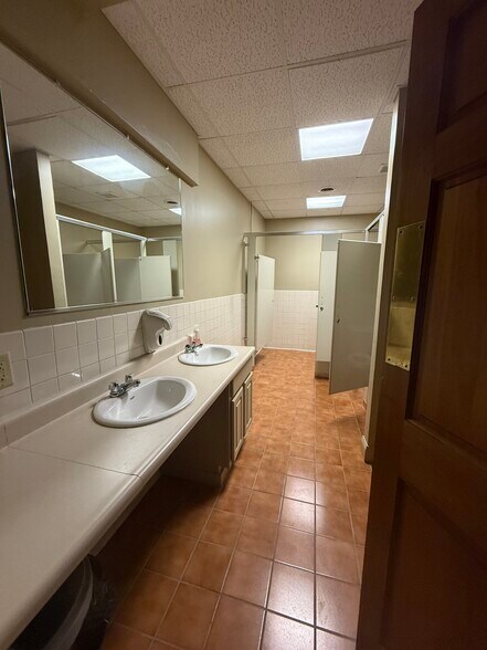 More Photos Of 101 N 2nd St, Vincennes Flex For Sale