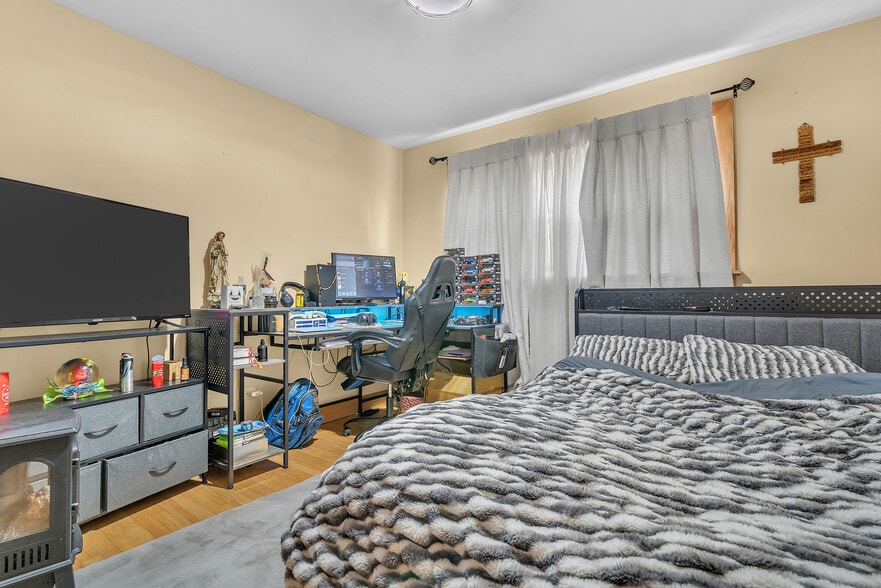 More Photos Of 6048 W 79th St, Burbank Multifamily For Sale