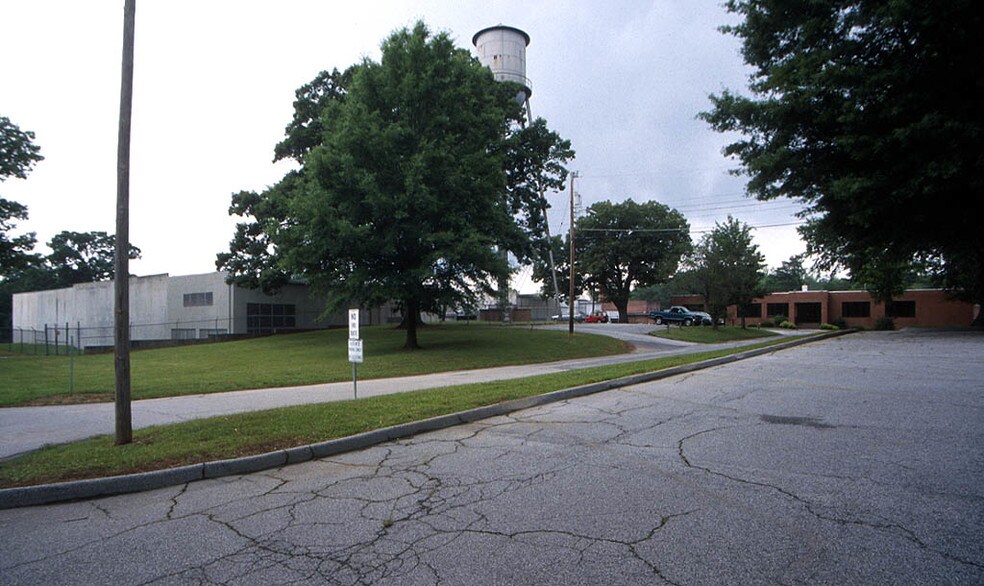 More Photos Of 600 S Broad St, Monroe Manufacturing For Lease