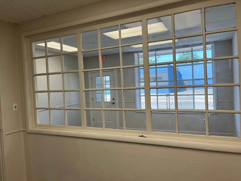 More Photos Of 22100-22200 John R Rd, Hazel Park Office For Lease