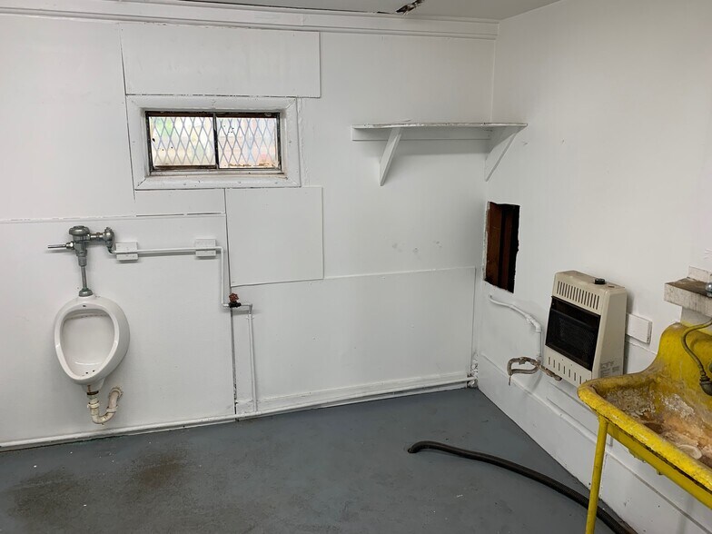 More Photos Of 428-432 Clough St, Bowling Green Warehouse For Lease