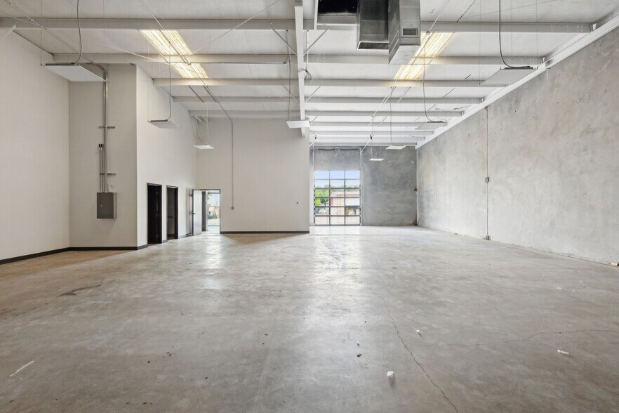 More Photos Of 4732 Algiers St, Dallas Manufacturing For Lease