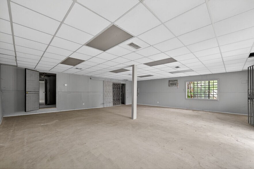 More Photos Of 905 Ruiz St, San Antonio Storefront For Sale