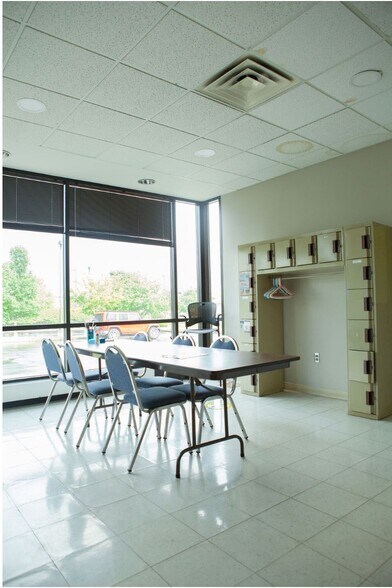 More Photos Of 790 Creekview Dr, Columbus Medical For Sale