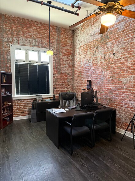 More Photos Of 472-476 E Main St, Ventura Storefront Retail Office For Lease