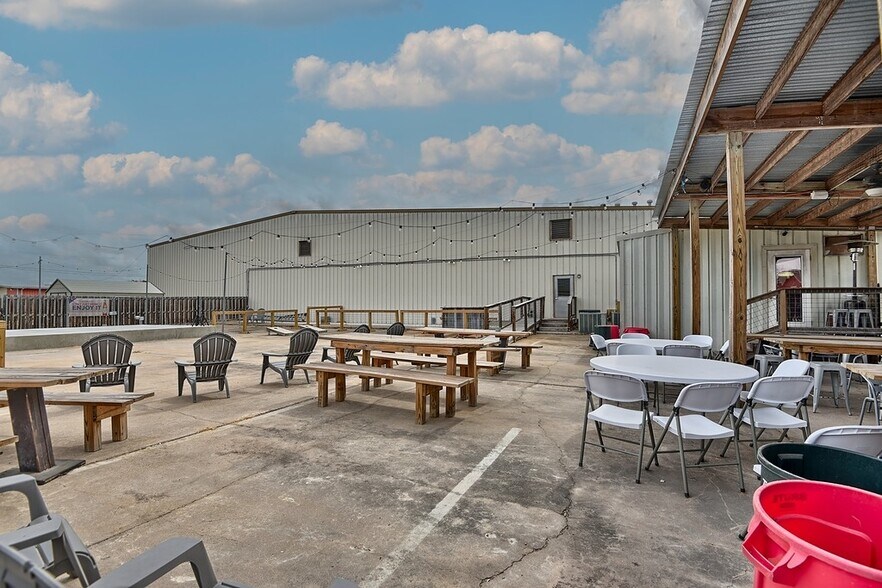 More Photos Of 233 College St, Schulenburg Sports And Entertainment For Sale