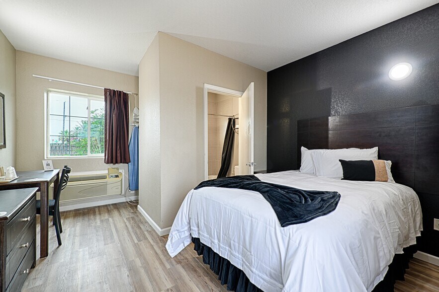 More Photos Of 110 S Main, Dilley Hotel For Sale