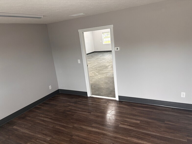 More Photos Of 1401 Amy Ln, Franklin Showroom For Sale