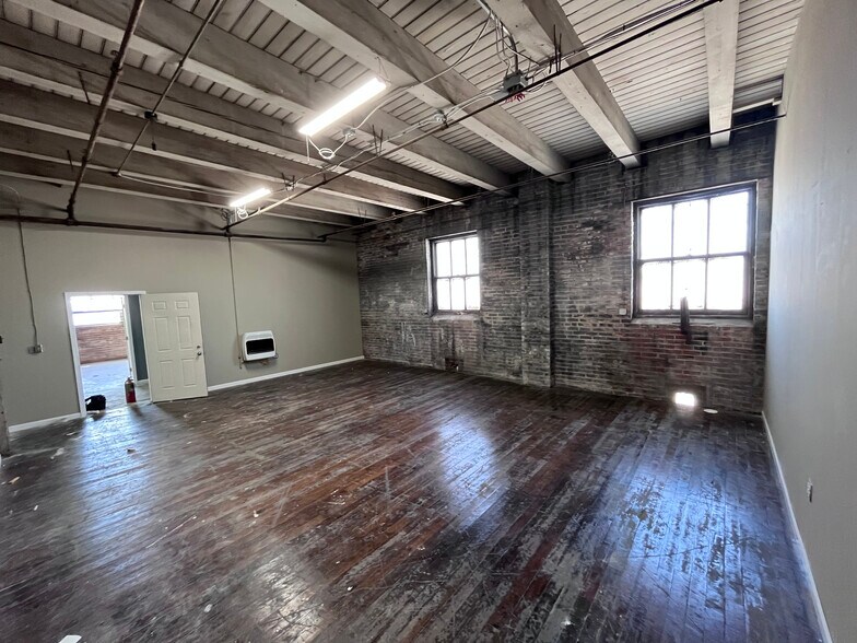 More Photos Of 1300 W 13th St, Kansas City Warehouse For Lease