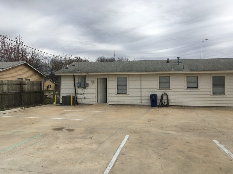 More Photos Of 1913 Hemlock Dr, Haltom City Office For Sale