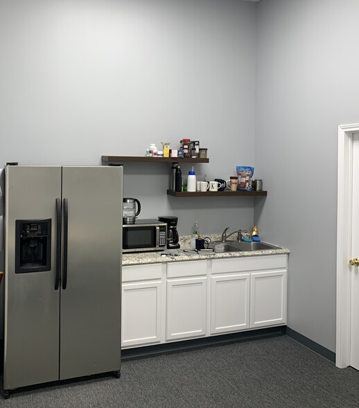 More Photos Of 10140-10144 S Hwy 6, Sugar Land Unknown For Lease