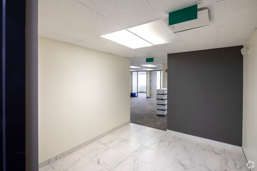 More Photos Of 700 Dorval Dr, Oakville Unknown For Lease