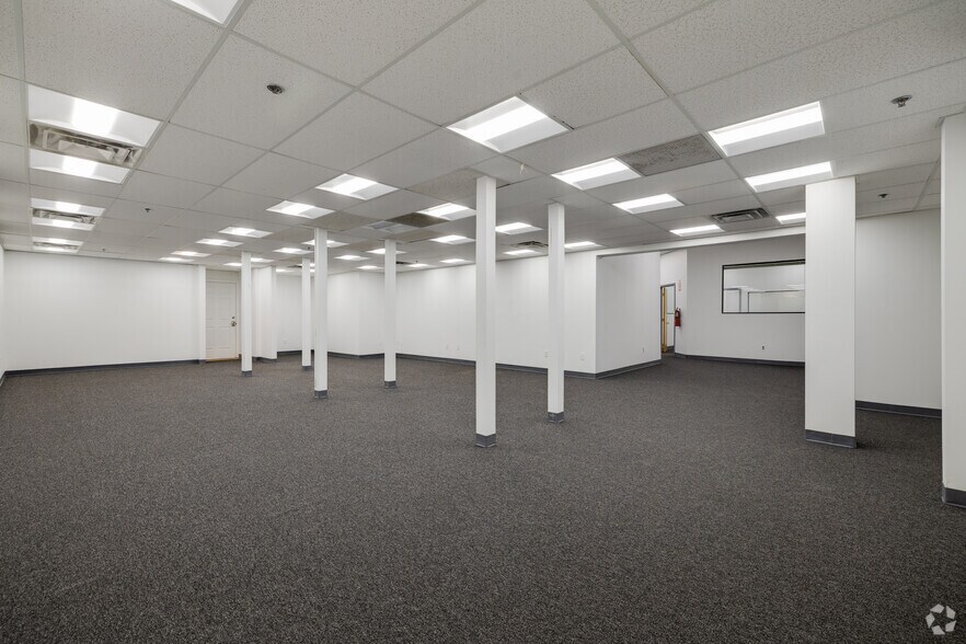 More Photos Of 450-460 Veterans Dr, Burlington Light Distribution For Lease