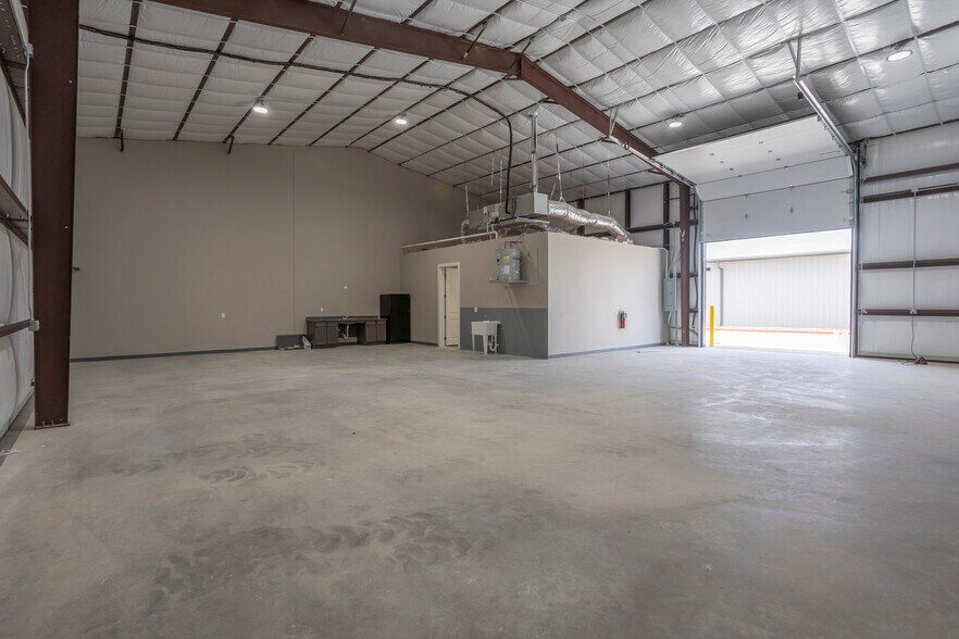 More Photos Of 6451 Silver Saddle Rd, Fort Worth Warehouse For Lease
