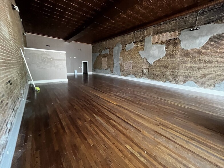 More Photos Of 204 W Knox St, Ennis Storefront Retail Office For Lease