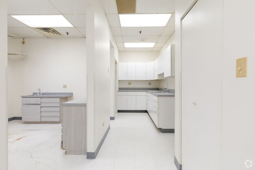 More Photos Of 3060-3080 Ogden Ave, Lisle Unknown For Lease