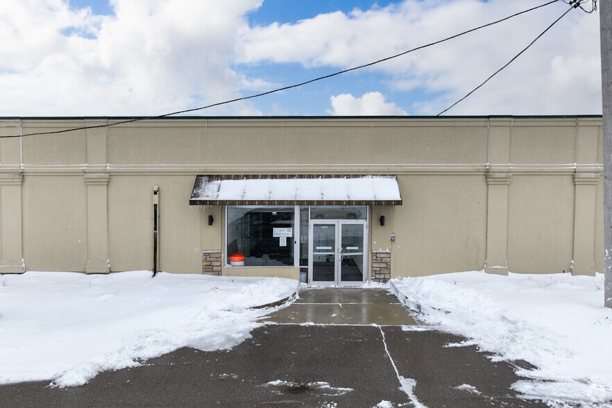 More Photos Of 1201 County Road E, Saint Paul Storefront Retail Office For Lease
