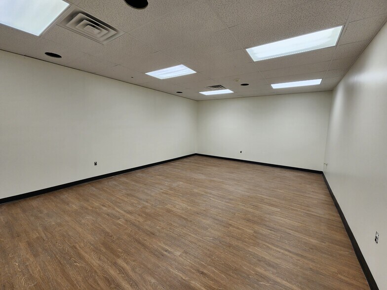 More Photos Of 2 Fisher Rd, Greenville Schools For Lease