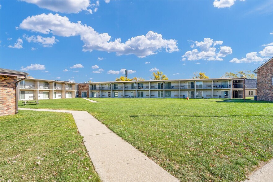 More Photos Of 1907 N Cunningham Ave, Urbana Hotel For Sale