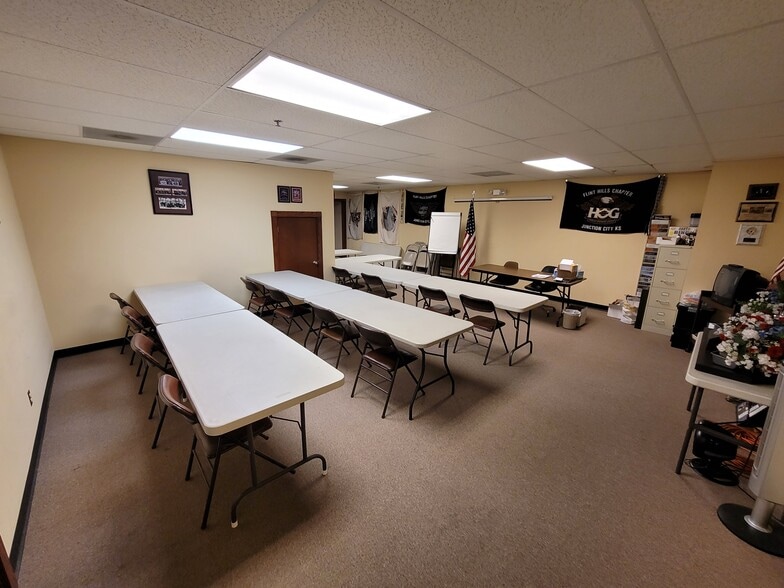 More Photos Of 1021 Goldenbelt Blvd, Junction City Auto Dealership For Sale