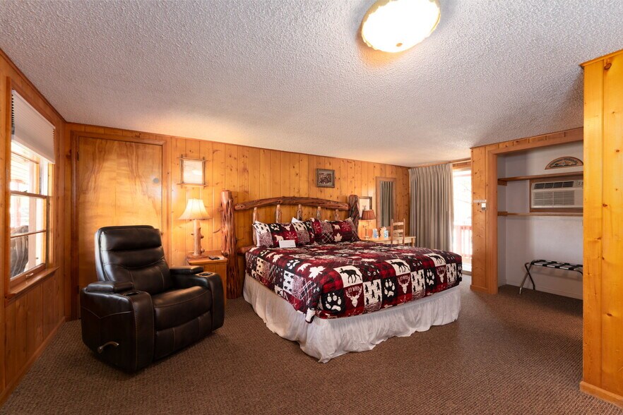 More Photos Of 1624 E Main St, Montrose Hotel For Sale