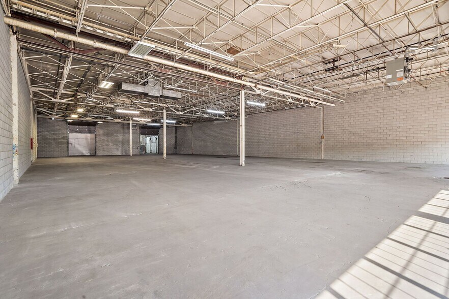More Photos Of 6265 Ch De La Côte-De-Liesse, Saint-Laurent Warehouse For Lease