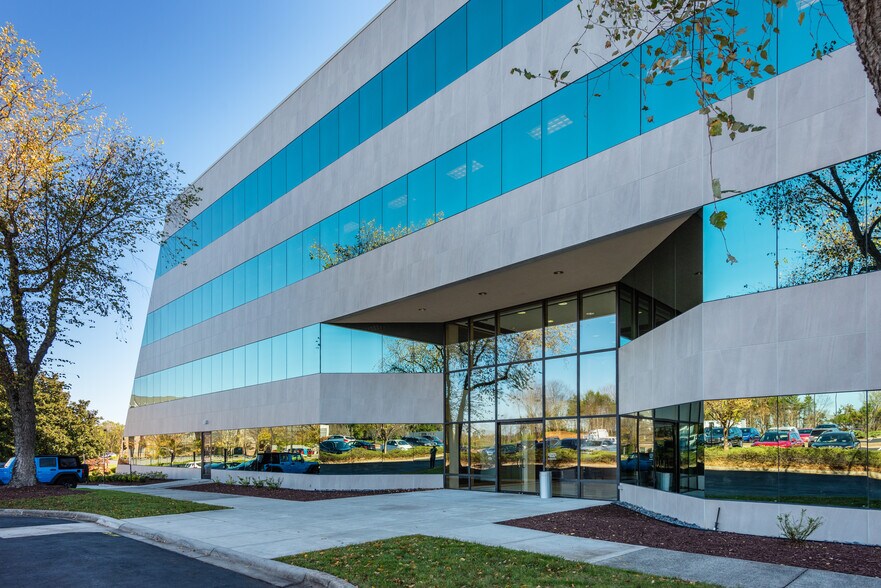More Photos Of 9140 Arrowpoint Blvd, Charlotte Office For Sale