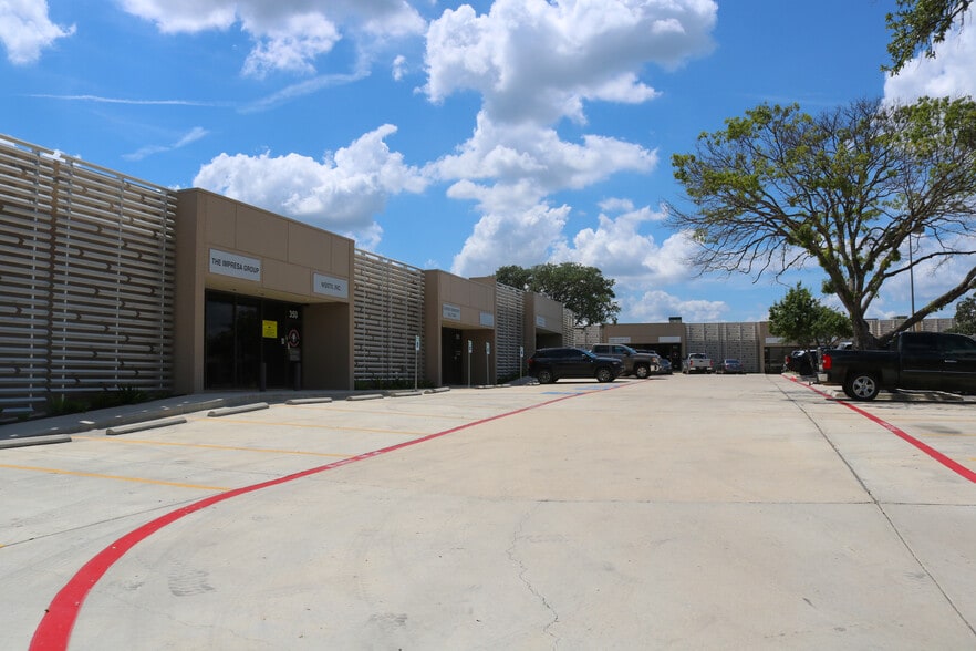 More Photos Of 431 Isom Rd, San Antonio Unknown For Lease
