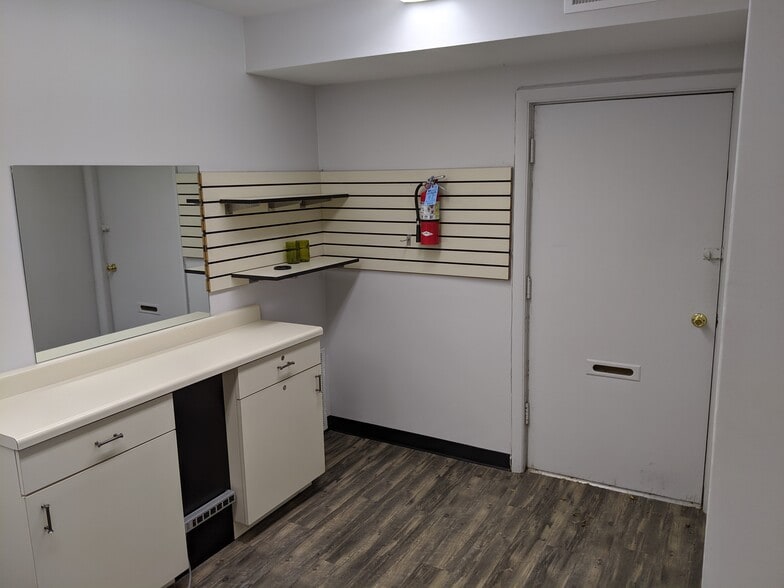 More Photos Of 2052 Western Ave, Waukegan Storefront For Lease