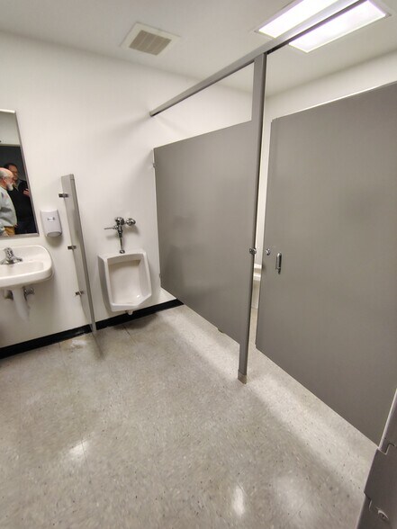 More Photos Of 18-22 Masse Pl, Batavia Warehouse For Lease