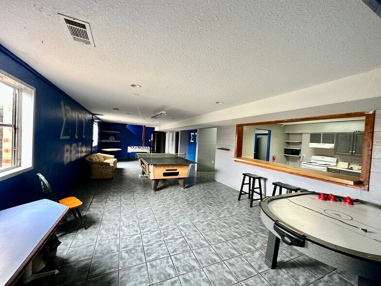 More Photos Of 1001 S Davis St, Kirksville Sorority Fraternity House For Sale