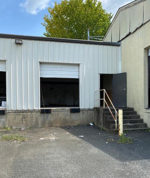 More Photos Of 1507 E Sugar Creek Rd, Charlotte Warehouse For Lease